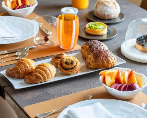 einen Tisch mit Gebäck und Obst in der Unterkunft Dimora di Arnolfo in Colle di Val d’Elsa