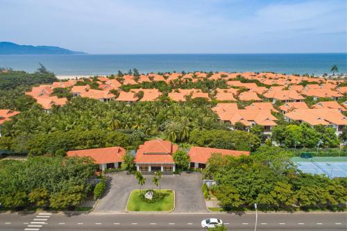 eine Luftansicht eines Resorts mit Bäumen und einer Straße in der Unterkunft Abogo Resort Villa Beach Da Nang in Đà Nẵng