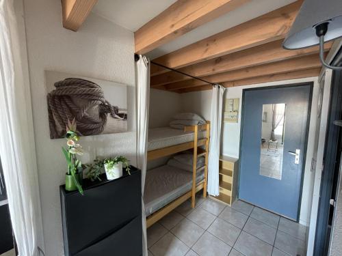 Cette petite chambre comprend des lits superposés. dans l'établissement Le cocon du rivage, à Mimizan