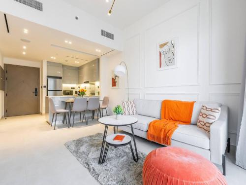 Posezení v ubytování Jaw-Dropping Canal Views From This Stylish Condo