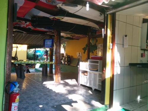um corredor de um restaurante com tecto em Bela Casa Quartos e Hostel Ilha Grande em Abraão