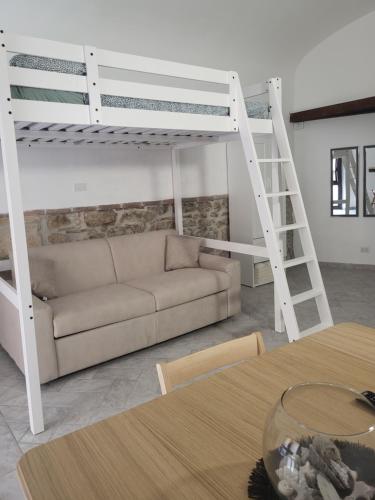 sala de estar con sofá y cama elevada en Monolocale ai cavallucci, en Terracina