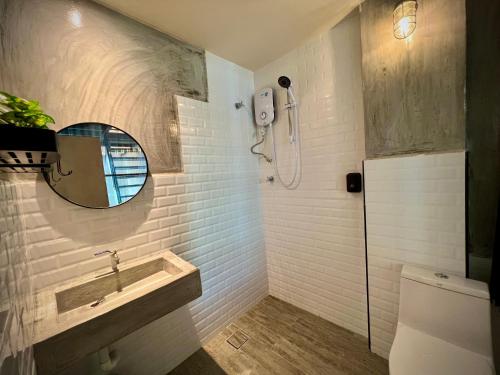 a bathroom with a tub and a mirror and a sink at DoSomething Guest House 2 in Ipoh