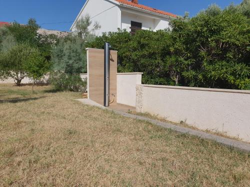 Κήπος έξω από το Apartmani Kunteja