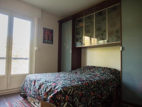 - une chambre avec un lit et une fenêtre dans l'établissement Charming apartment in Sceaux, 7 min walk from RER B, direct Stade de France, à Sceaux