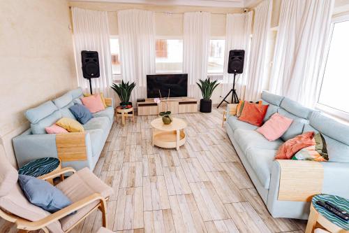 Sala de estar con 2 sofás y TV en Residencial Real Guest House en Sintra