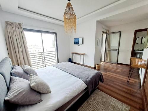 Un pat sau paturi într-o cameră la Luxury Villa sea view