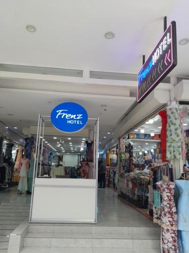 uma loja com um sinal para um hotel tapse em Frenz Hotel Kuala Lumpur em Kuala Lumpur