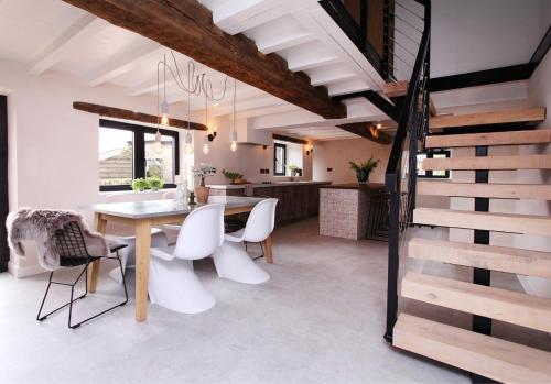uma sala de jantar e cozinha com mesa e cadeiras em Green Cottage Luxury Stay Peak District near Alton Towers em Stanton