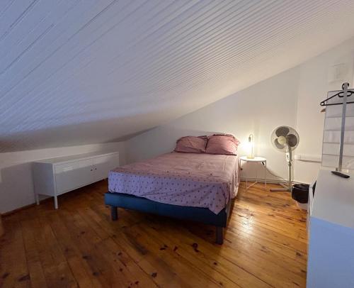 - une chambre avec un lit et un plafond blanc dans l'établissement L'appart du Racou, à Argelès-sur-Mer
