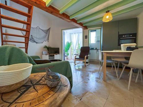 un salon avec un canapé et une table dans l'établissement L'appart du Racou, à Argelès-sur-Mer