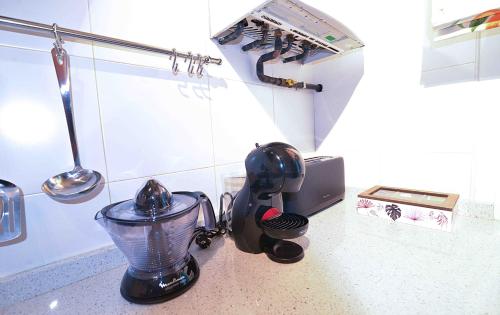 un bancone della cucina con frullatore su un piano di lavoro di JUST-ROOM. Apartamento Javier a Santander
