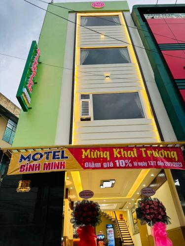 Ein Gebäude mit einem Muppet-Minnie Katz-Tummy-Drehzeichen in der Unterkunft Bình Minh Motel in Pleiku