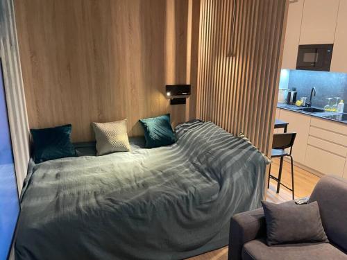 um quarto com uma cama grande e uma cozinha em Blue River Apartment - Wrocław em Breslávia