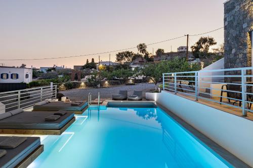 Πισίνα στο ή κοντά στο BlackStone Luxury Suites