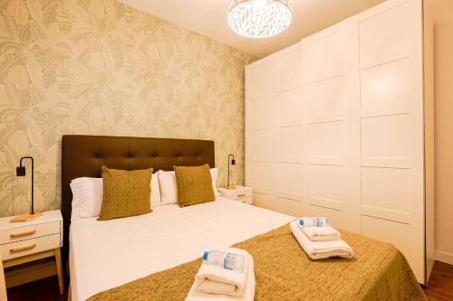 sypialnia z dużym łóżkiem z ręcznikami w obiekcie Alcam Torrent w Barcelonie