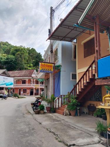 a street in a small town with a building at Thipphaphone Guesthouse in Pakbeng