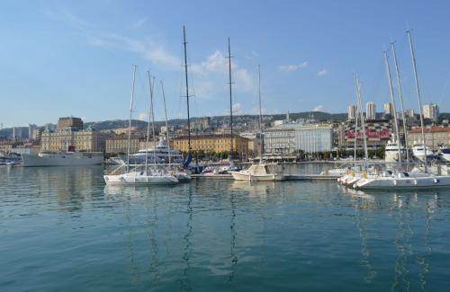 Quiet Haven*** Rijeka Center: Cozy & Spacious, King XL Bed, Pomerio 23