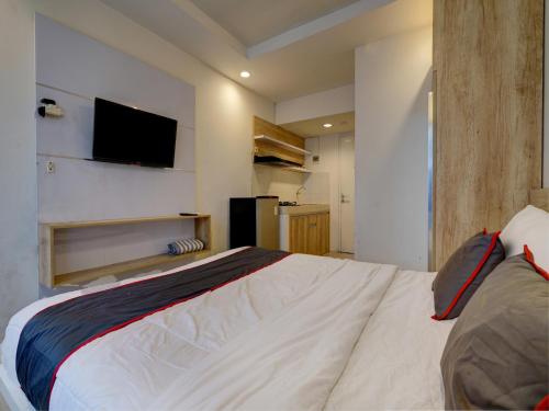 מיטה או מיטות בחדר ב-Collection O 92870 Apartement Grand Sentraland Karawang By Ipul