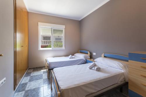 Puerto de GandíaにあるCerezoの窓のある病室で、ベッド3台が備わります。