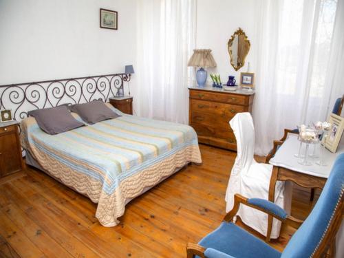 1 dormitorio con 1 cama, 1 mesa y 1 silla en Domaine Saint Dominique, en Saint-Maximin-la-Sainte-Baume
