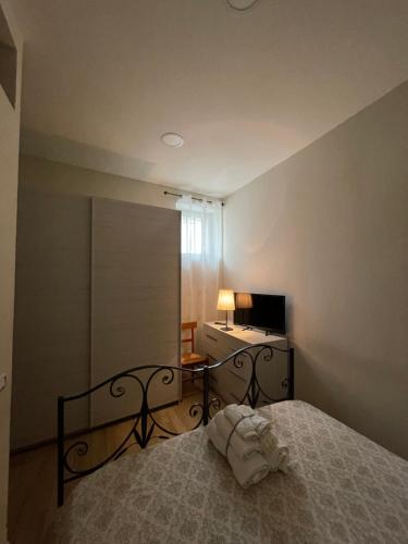 a bedroom with a bed and a desk at Appartamento Beatrice in Castellammare di Stabia