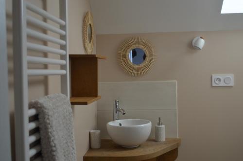 a bathroom with a bowl sink and a mirror at Chez charlotte in Cherrueix