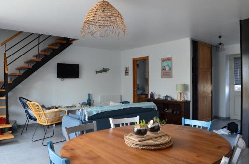 un salon avec une table et un canapé dans l'établissement Chez charlotte, à Cherrueix