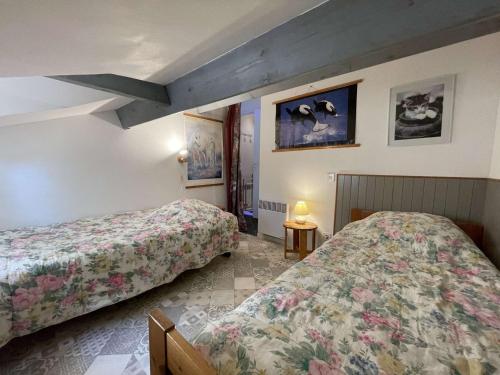 une chambre d'hôtel avec deux lits dans une chambre dans l'établissement Charmante Maison 3 Pièces avec Piscines Chauffées, Terrasse et Jardin, à 300m de la Plage des Demoiselles - FR-1-224C-266, à Saint-Jean-de-Monts