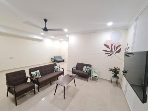 - une salle d'attente avec des canapés et des chaises dans un hôpital dans l'établissement Air-home M3 Simpang near Aulong Econsave, 4BR, 10pax, Netflix, à Taiping