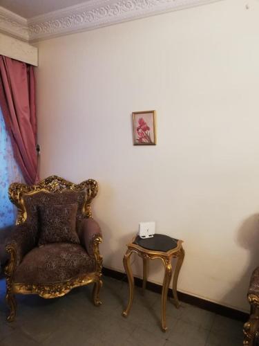 una camera con una sedia e un tavolo di سريات المعادي a Il Cairo
