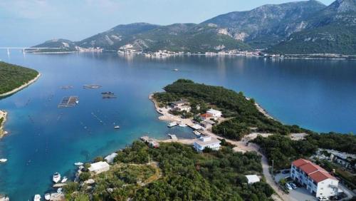 une île au milieu d'une étendue d'eau dans l'établissement Secret Garden, à Neum