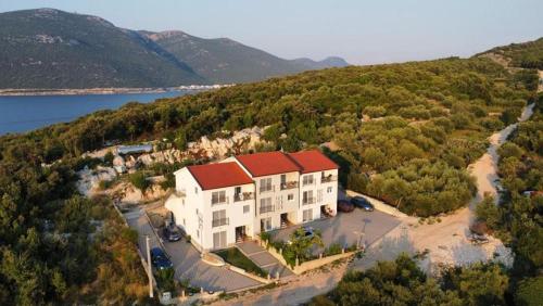 una vista aerea di una grande casa su una collina di Secret Garden a Neum