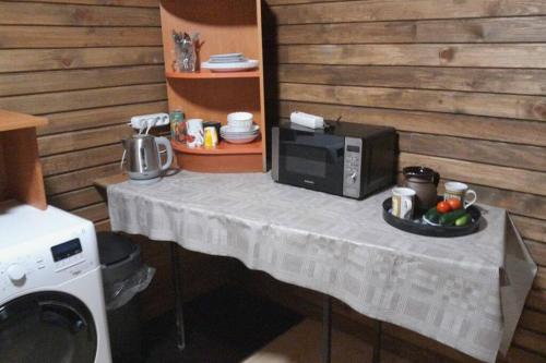 un tavolo con forno a microonde e un piatto di cibo sopra di Camping Fluffy Horns - Kempings Pūkainie Ragi a Plieņciems