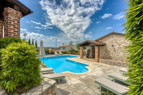 Villa Amyra With Pool - Happy Rentals
