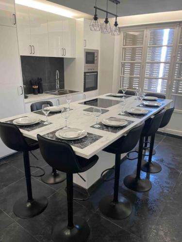 une cuisine avec une table avec des verres à vin dessus dans l'établissement Appartement COSY 120m2 Grenoble/Caserne de bonne, à Grenoble