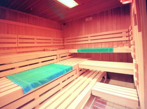 uma grande sauna vazia com duas camas em Ferienwohnung App 256 em Braunlage