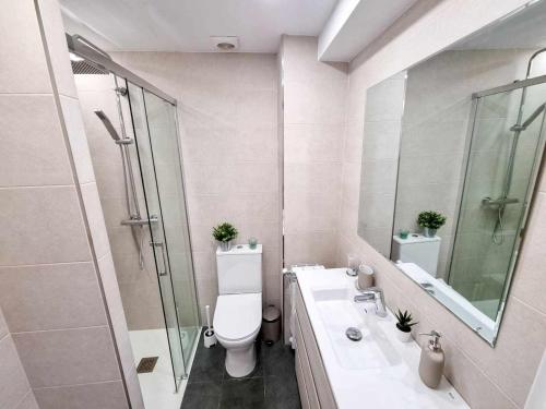 W łazience znajduje się toaleta, umywalka i prysznic. w obiekcie Highway to El Pilar ComoTuCasa w Saragossie