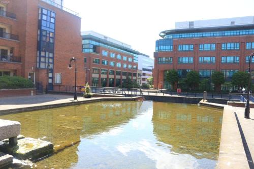 ダブリンにあるCustom House, 1 room, Dublin 1の建物が立ち並ぶ都市の川