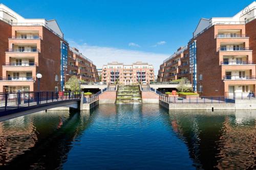 ダブリンにあるCustom House, 1 room, Dublin 1の建物と橋のある都市の川