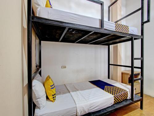 - une chambre avec des lits superposés et des draps blancs dans l'établissement SPOT ON 92850 Cindelaras B&b Bunk Bed, à Piyungan