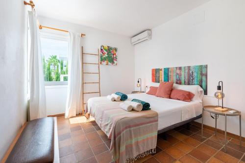 um quarto com uma cama e uma janela em Can Pep Toni em Cidade de Ibiza