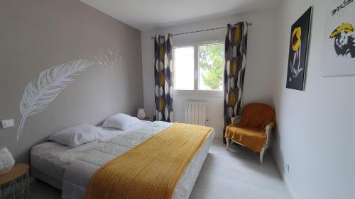 une chambre avec un lit, une fenêtre et une chaise dans l'établissement LA BAULOISE, à La Baule