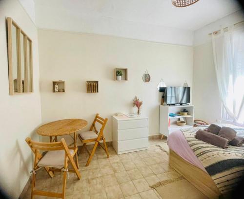 une chambre avec un lit, une table et un bureau dans l'établissement Cocooning Trouville, à Trouville-sur-Mer