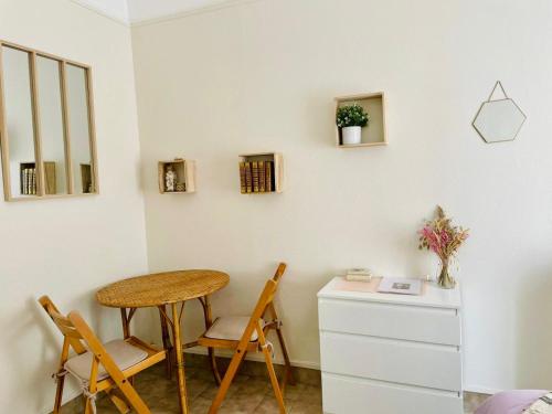 Cette chambre dispose d'une table, de chaises et d'un bureau. dans l'établissement Cocooning Trouville, à Trouville-sur-Mer