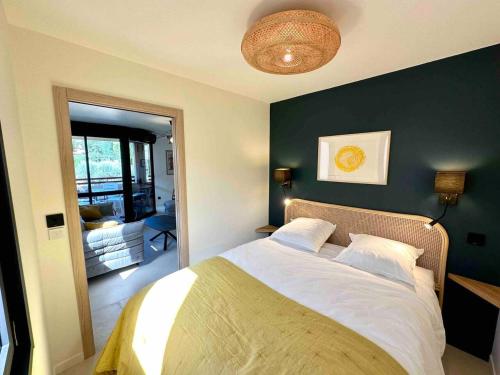 - une chambre dotée d'un lit avec un mur vert dans l'établissement Centre ville AIX - Terrasse / Ascenseur - Rénové, à Aix-en-Provence