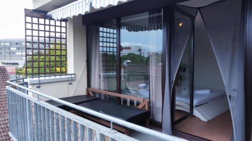 - un balcon avec un siège dans l'établissement Budget Suite mit Balkon - Privatzimmer in Wohnung - NETFLIX & MINIBAR INKLUSIVE, à Coblence