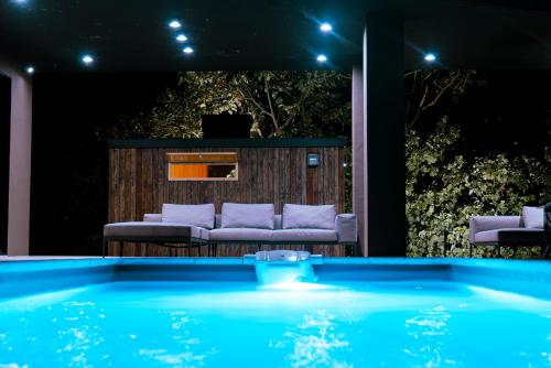 una piscina en una habitación con muebles morados en Villa El Cielo Ishigaki en Isla Ishigaki