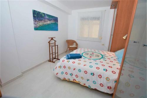 1 dormitorio con 1 cama grande en una habitación en Bonita vivienda con vistas al mar playaWIFI, en Radazul