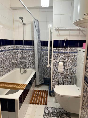 La salle de bains est pourvue d'une baignoire, de toilettes et d'un lavabo. dans l'établissement Les Camparoles, à Font-Romeu-Odeillo-Via